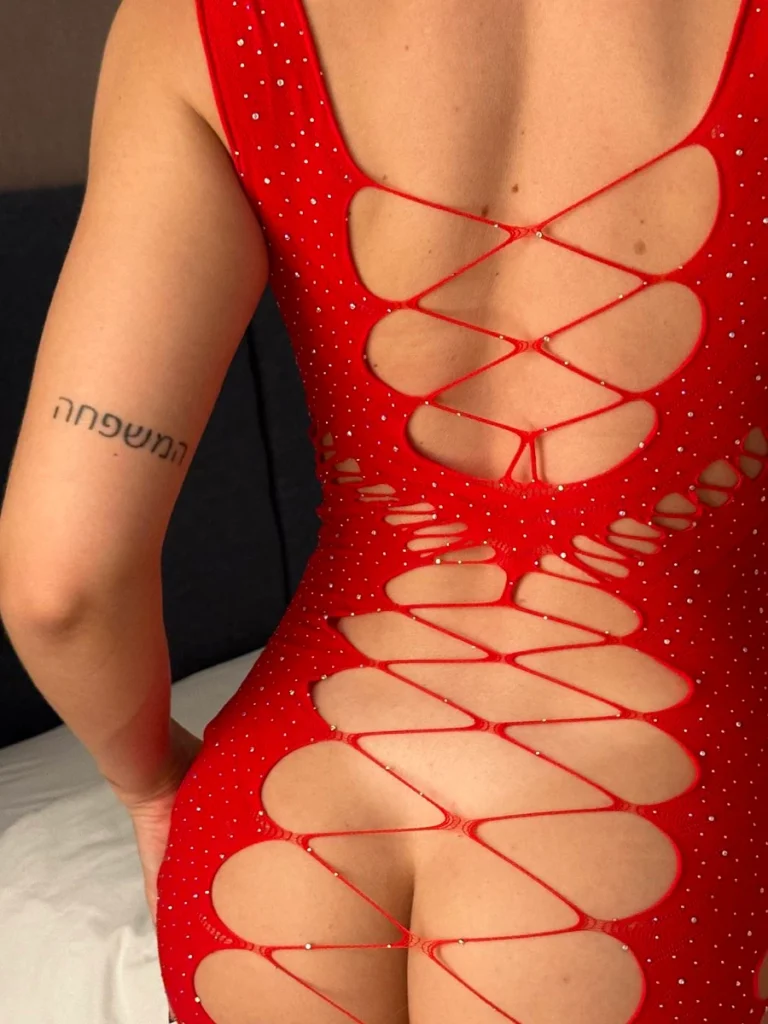 GbFeFzJW4AAmWbG-768x1024 Becca Pires: A Nova Rainha do Conteúdo Adulto no OnlyFans